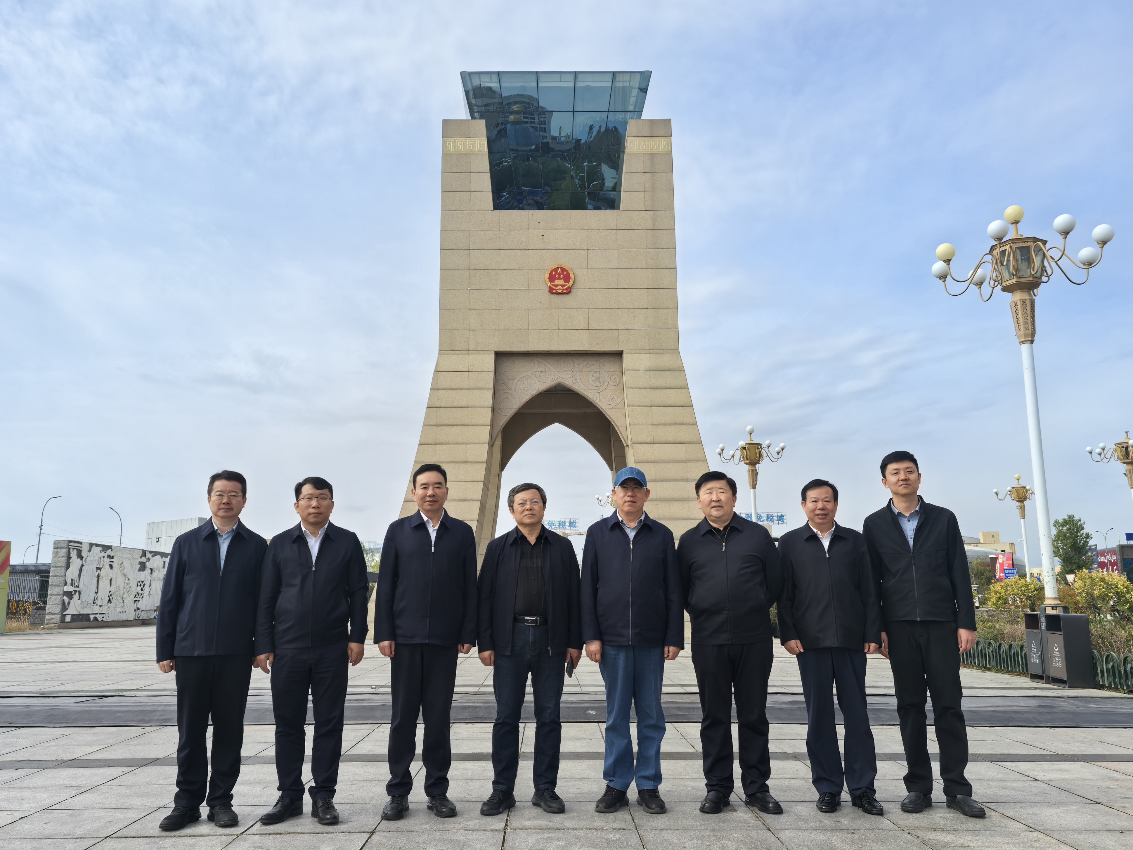 調研組一行考察參觀霍爾果斯綜合保稅區跨境電商園區.jpg
